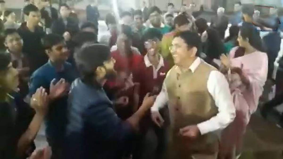 बच्चों के साथ नाचते हुए कोटा के कलेक्टर