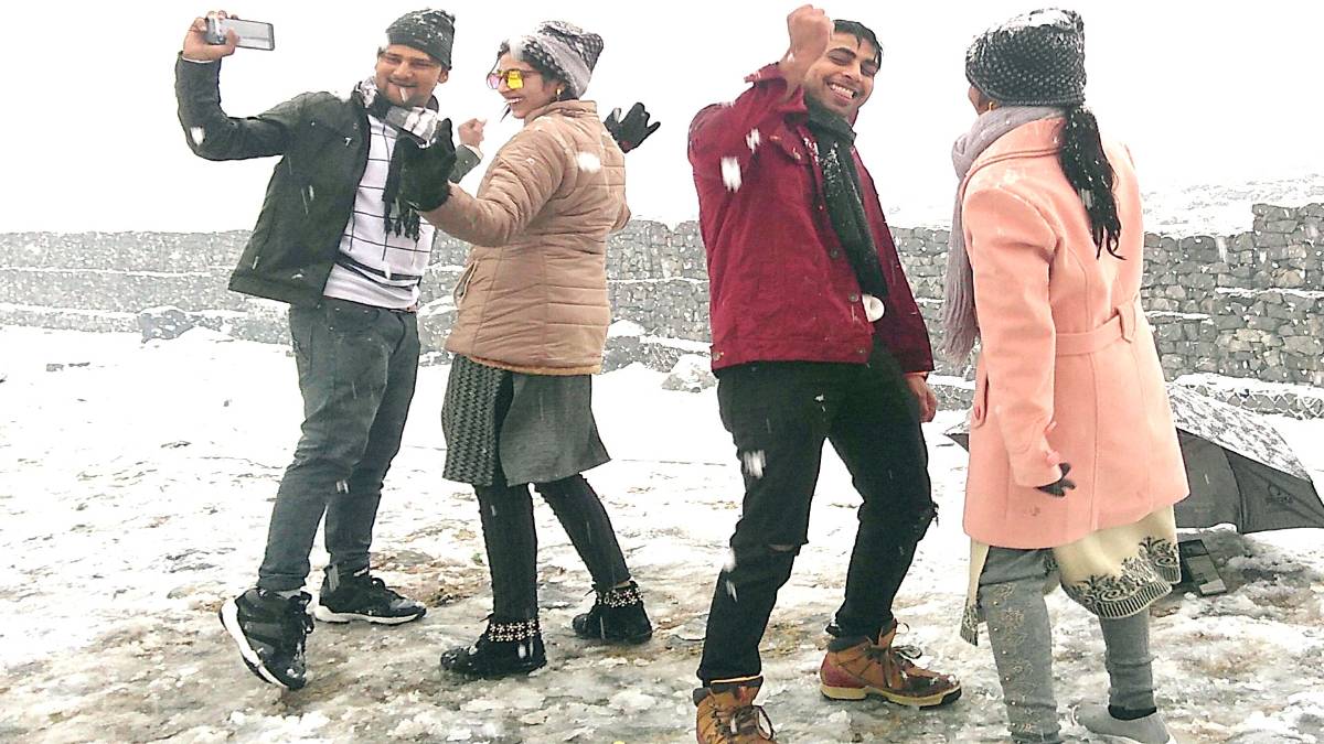 कुल्लू में जबरदस्त बर्फबारी