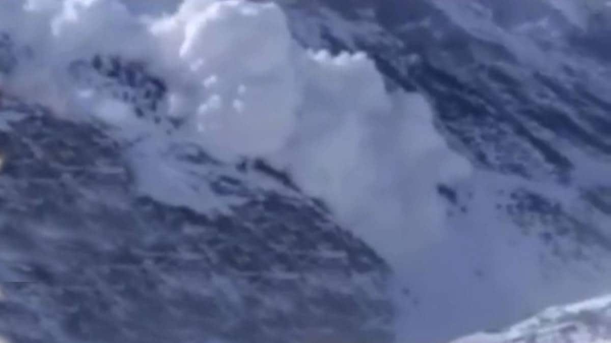 ग्लेशियर गिरने से दहशत