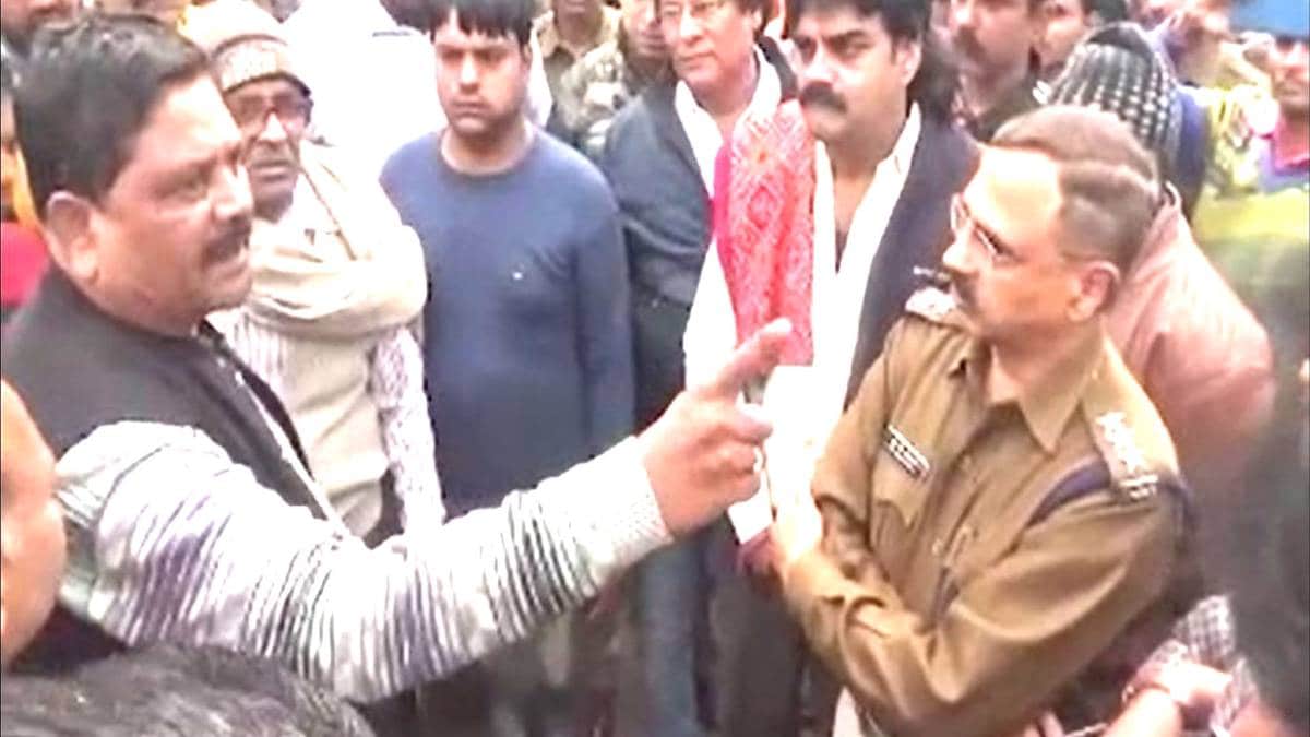 बीजेपी नेता कमिश्नर को दी धमकी