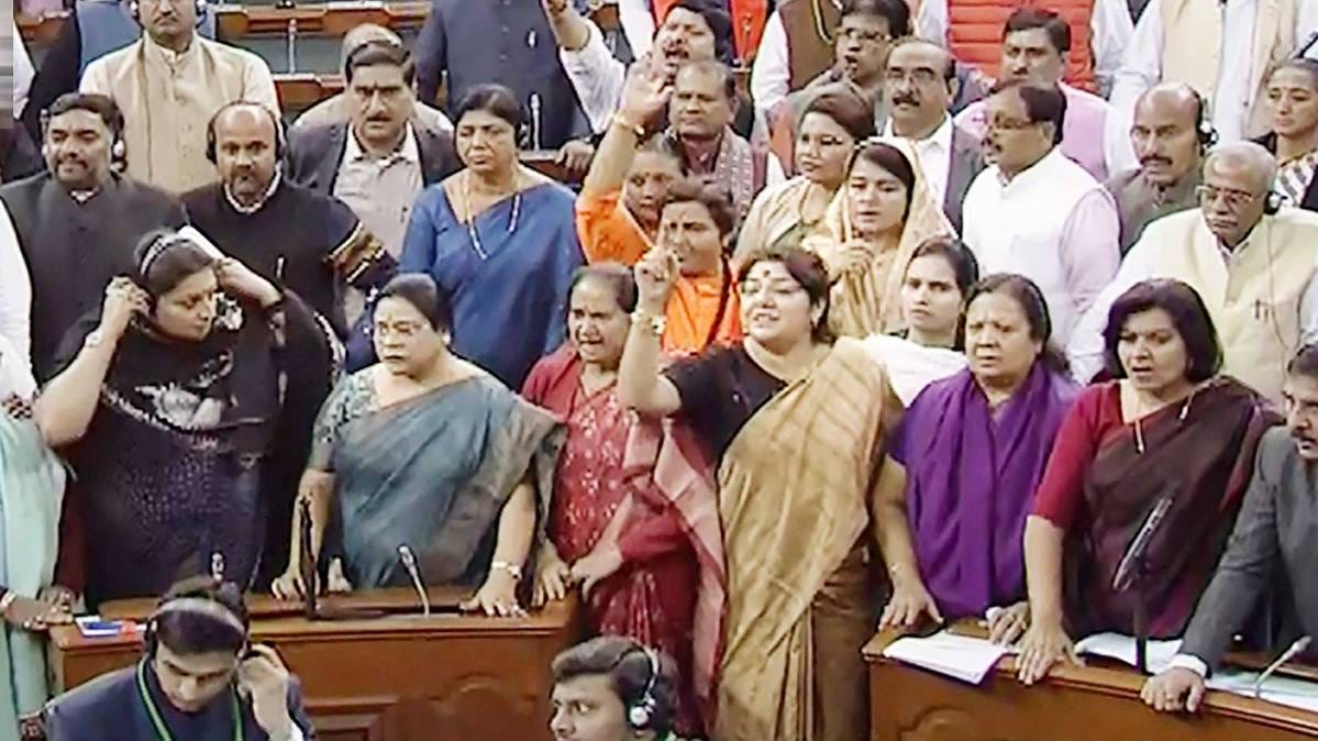 महिला सांसदों ने लोकसभा में किया हंगामा