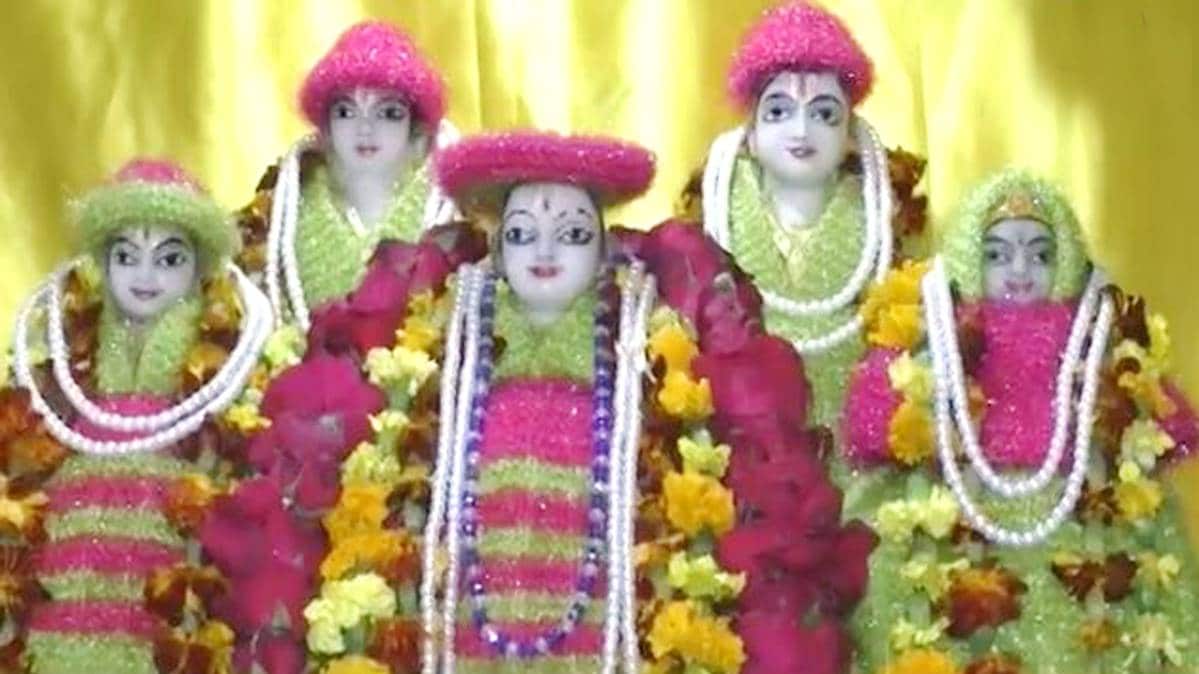 भगवान को गर्म कपड़े पहनाए