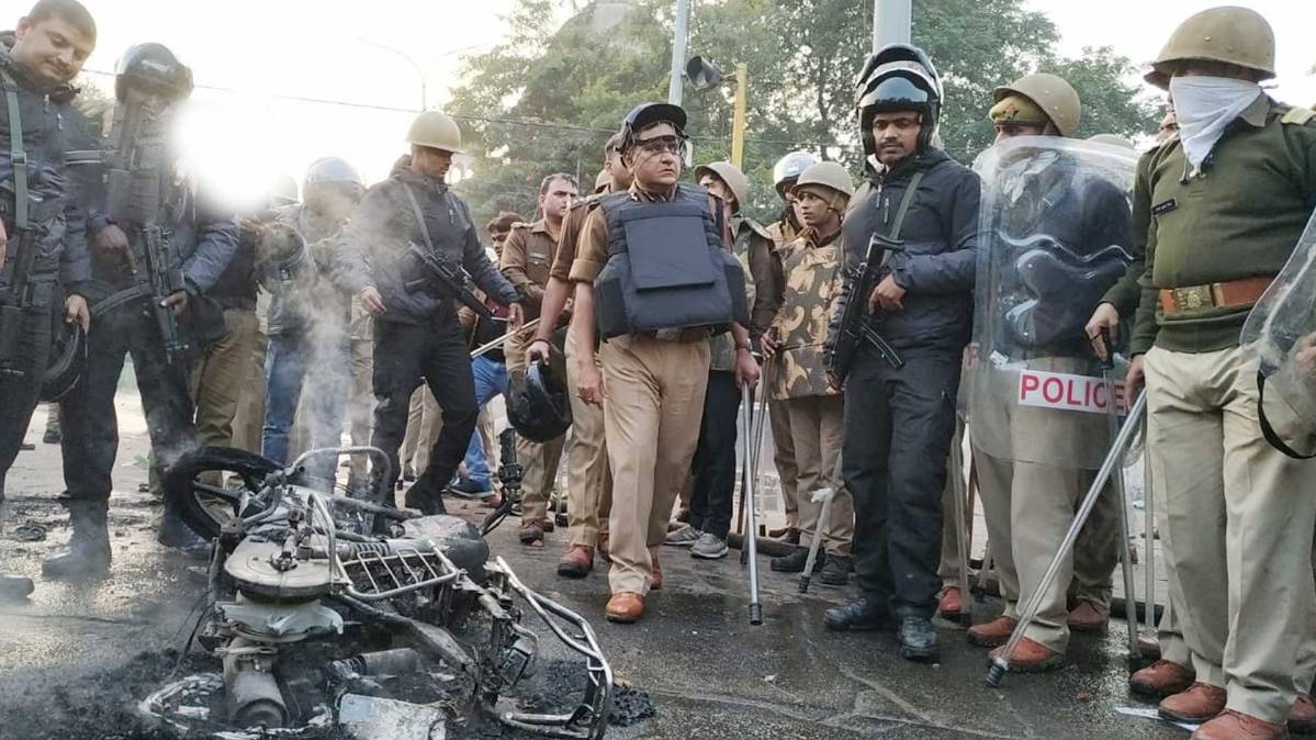 लखनऊ में हिंसक प्रदर्शन (फोटो-ANI)