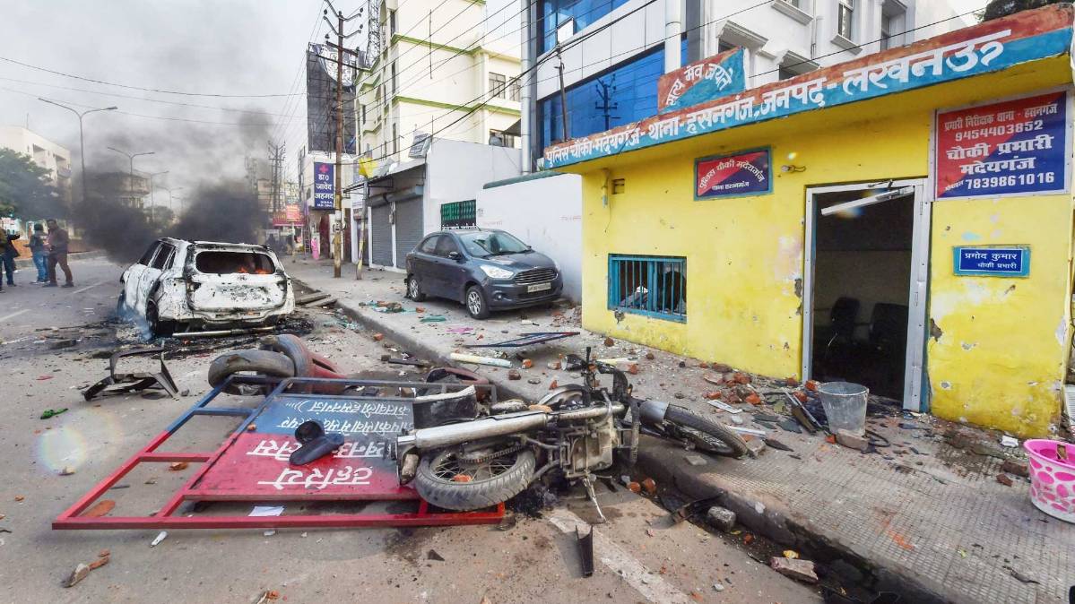 लखनऊ में हसनगंज पुलिस चौकी पर हिंसक प्रदर्शन (फोटो-PTI)