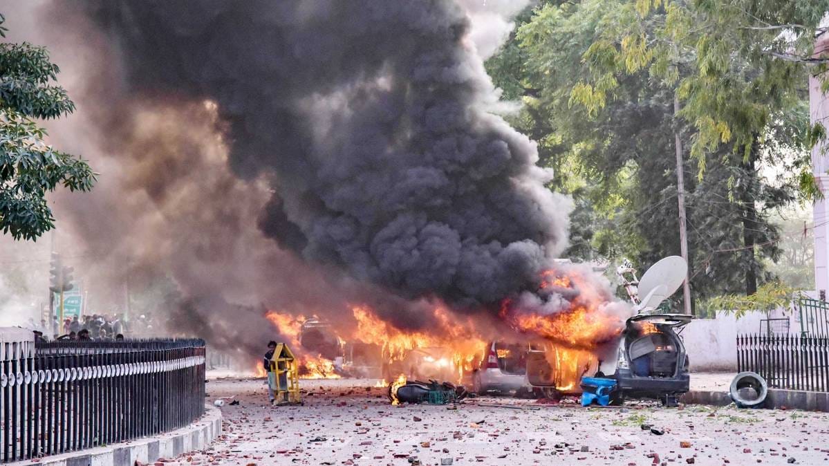 लखनऊ में हिंसक प्रदर्शन, आग के हवाले कीं मीडिया की गाड़ियां (फोटो-PTI)