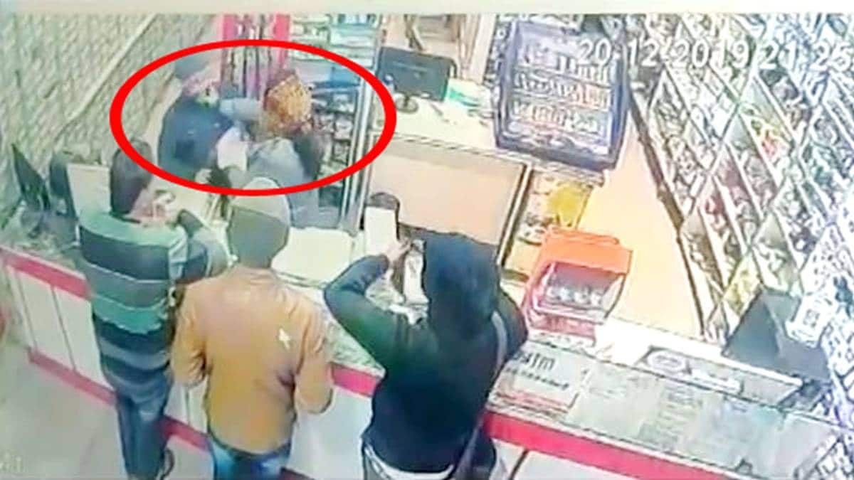 महिला ने मेडिकल स्टोर मालिक को पीटा