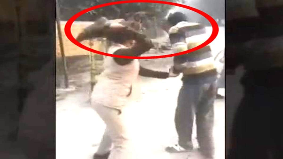 शोहदे की पिटाई लगाते हुए महिला सिपाही