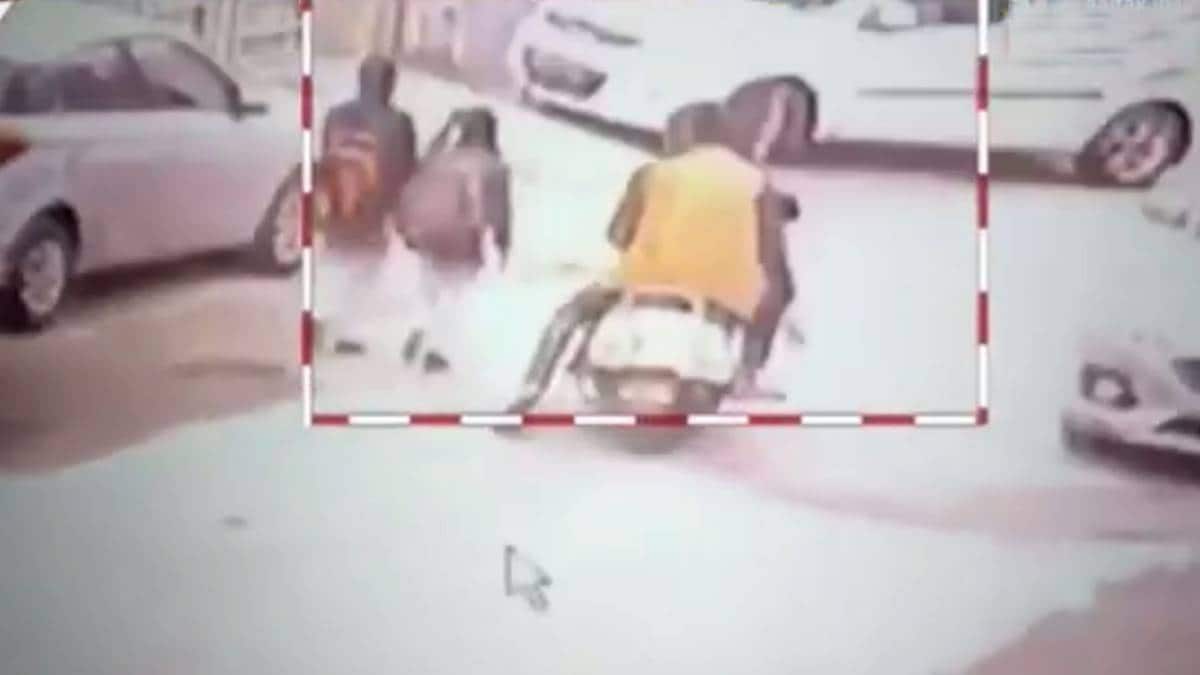 स्कूली छात्राओं से छेड़छाड़