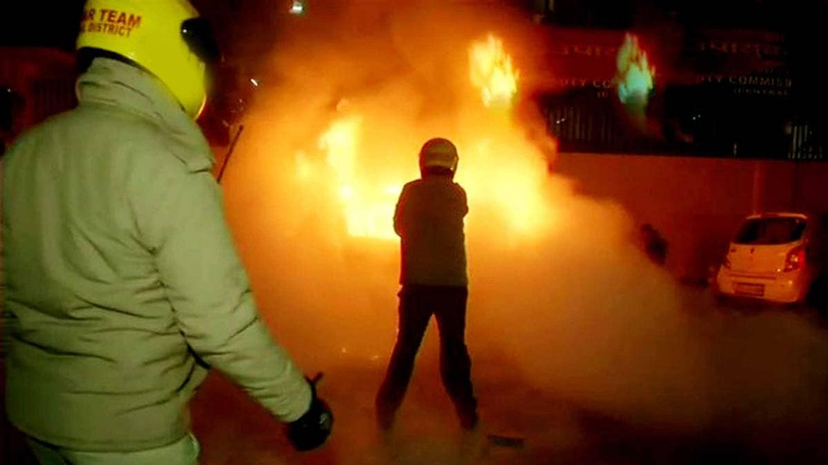 मेरठ में प्रदर्शन के दौरान आगजनी