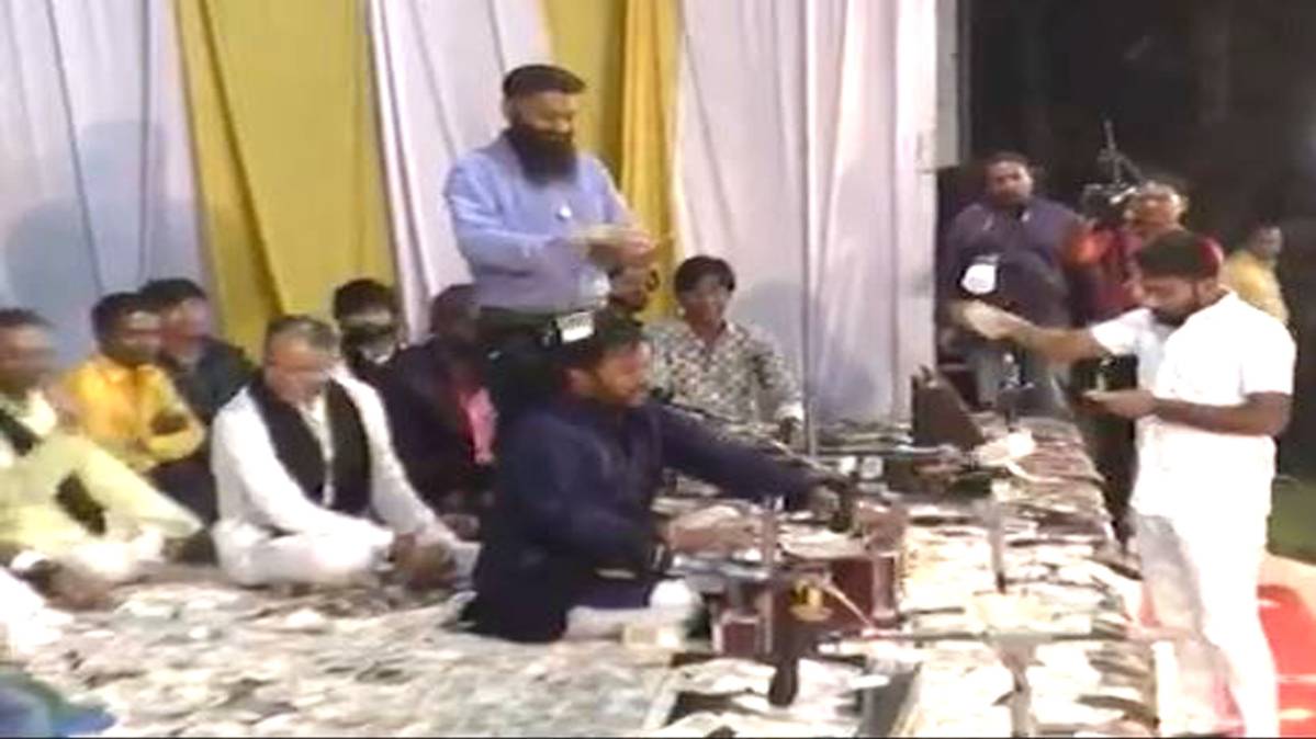 गायक पर नोटों की बारिश करते लोग