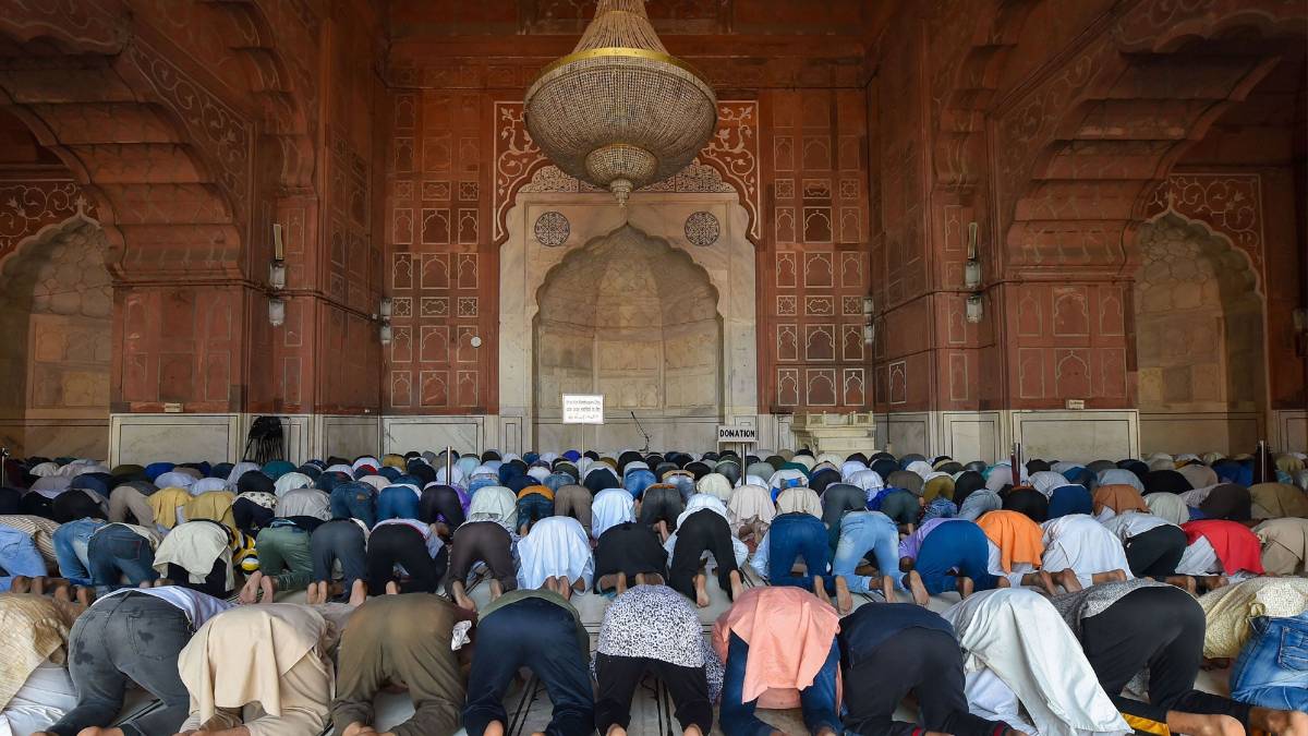 विरोध के बीच शांति से गुजरा शुक्रवार (फोटो-PTI)