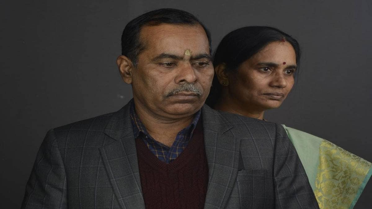 आंसुओं में बदली निर्भया के माता-पिता की खुशी (Image credit: Yasir Iqbal)