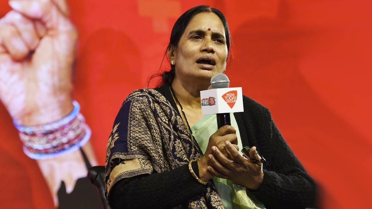 एजेंडा आजतक 2019' के मंच पर निर्भया की मां आशा देवी
