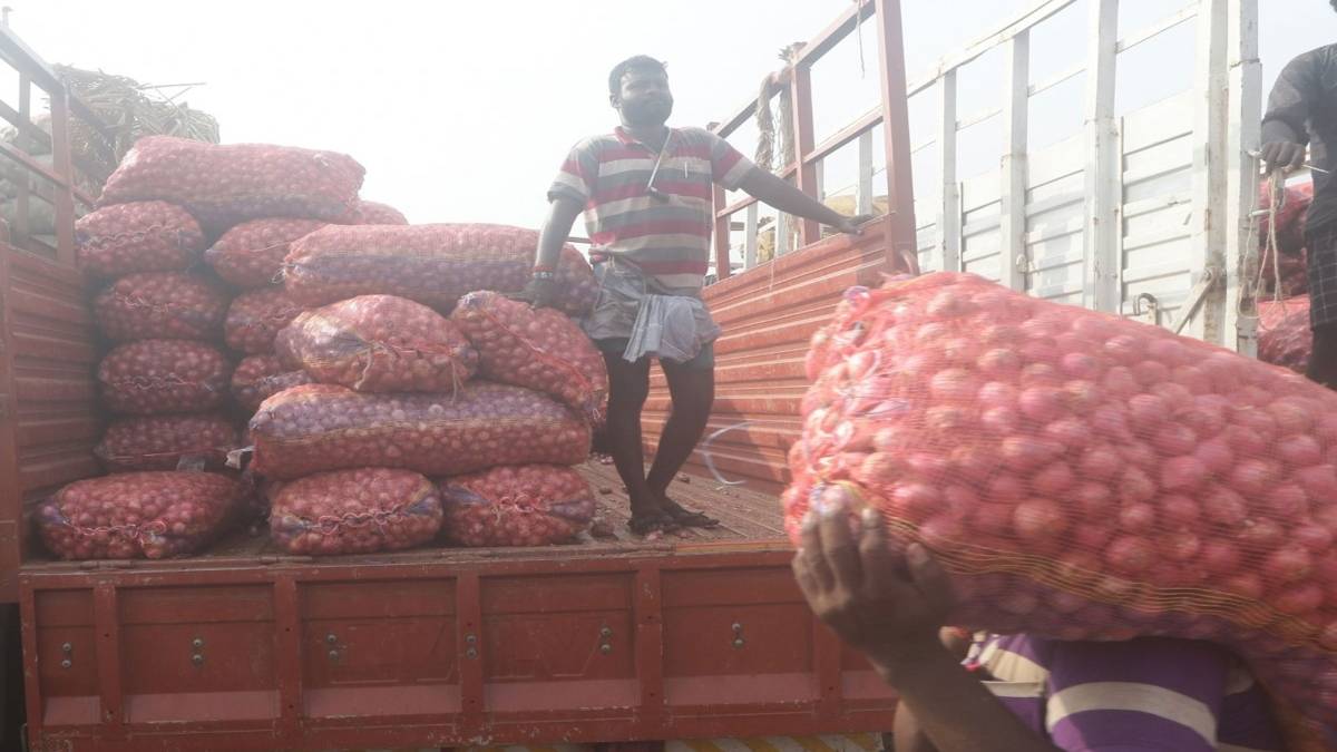 लोगों की पहुंच से दूर प्याज