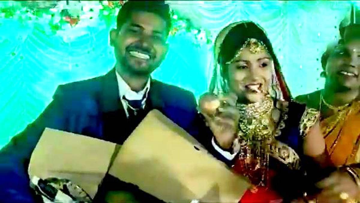 दूल्हा-दुल्हन को गिफ्ट में मिला प्याज