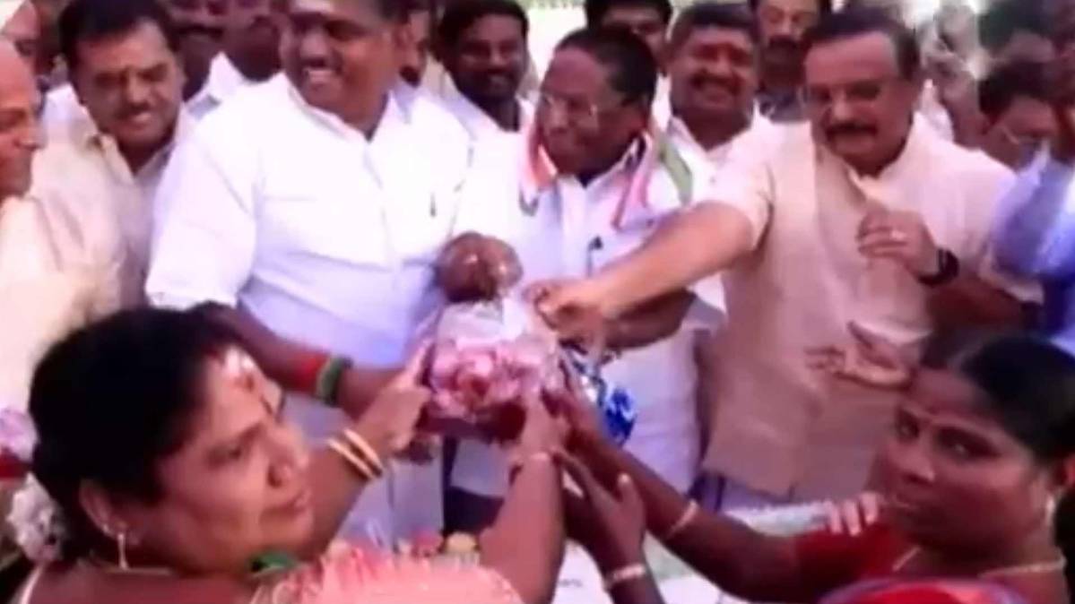 Puducherry CM gifts onions to party workers on Sonia Gandhi's birthday