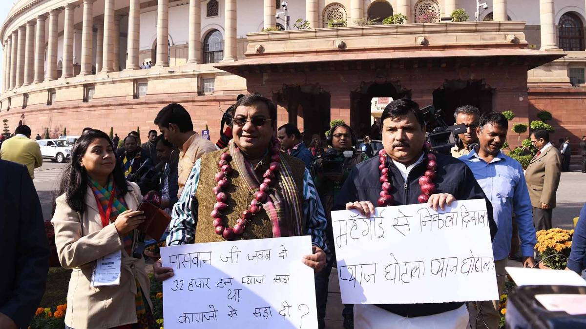 संसद में प्याज की कीमतों पर हंगामा