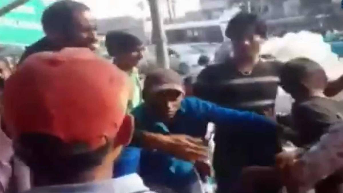 मनचलों की पिटाई (फोटी टीवी ग्रैब)