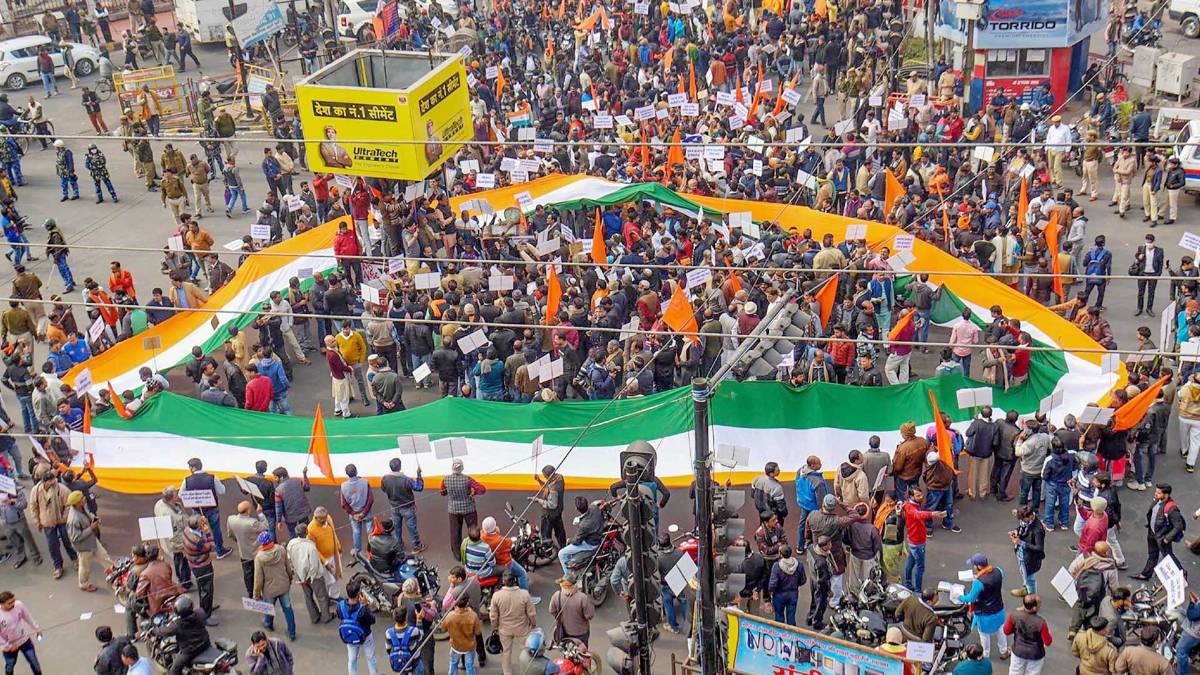 विरोध प्रदर्शन करती भीड़ (फोटो-PTI)