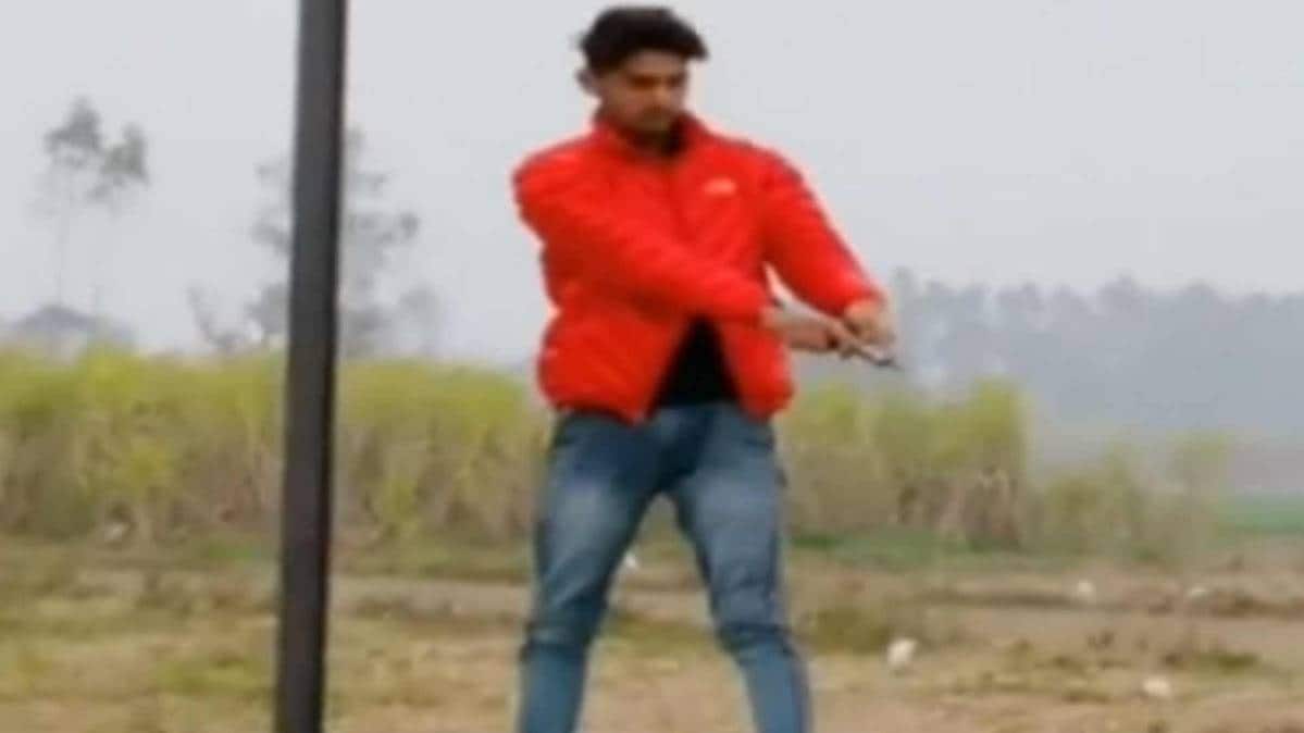 गाने की धुन पर फायरिंग करता युवक (फोटो टीवी ग्रैब)