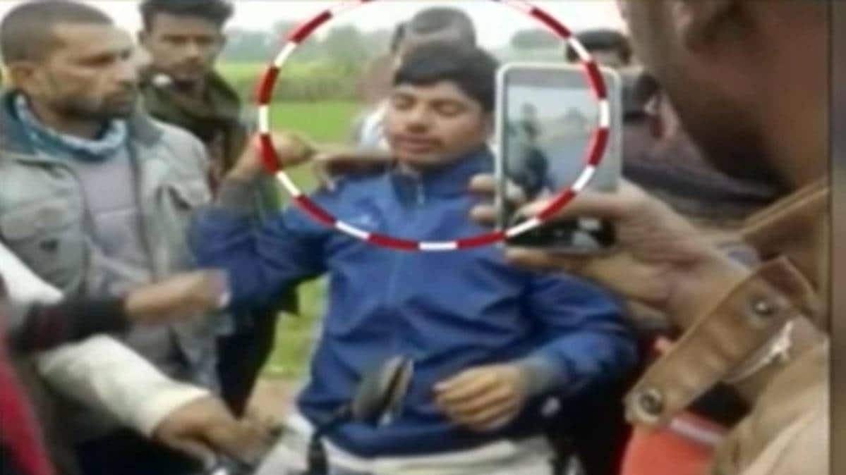 खूब पिटा मनचला पुलिस वाला (फोटो टीवी ग्रैब)