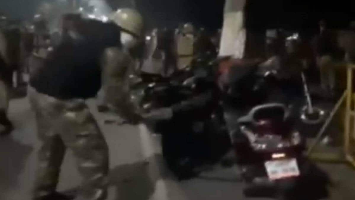अलिगढ़ में पुलिस ने गाड़ियों और बाइक को तोड़ा