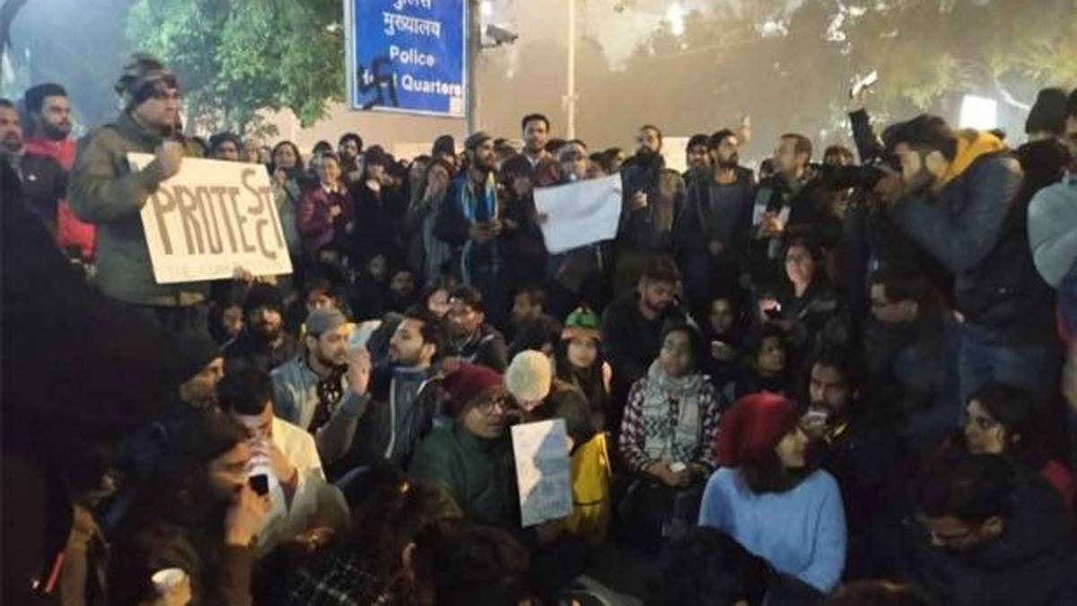 दिल्ली पुलिस HQ पर धरना