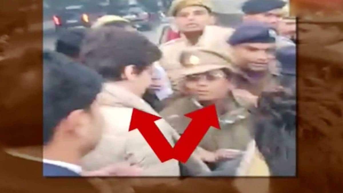 पुलिस ने प्रियंका को रोकने की कोशिश (वीडियो ग्रैब)