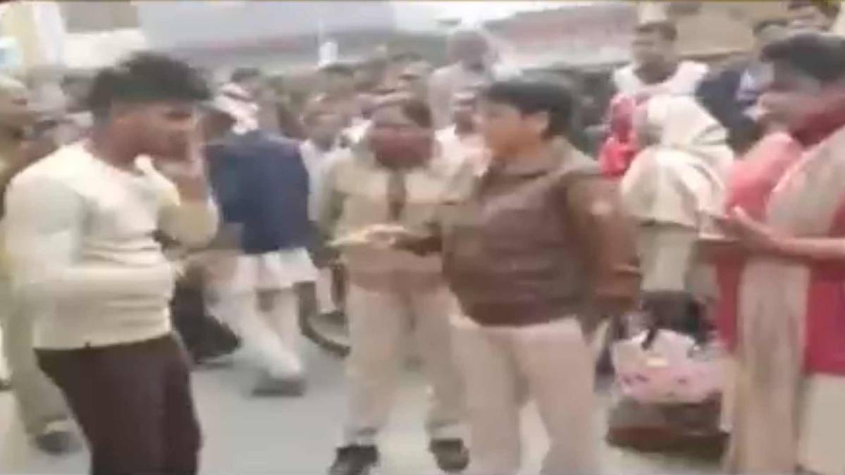 फिर एक्शन में आया 'एंटी रोमियो स्क्वॉड' (फोटो टीवी ग्रैब)