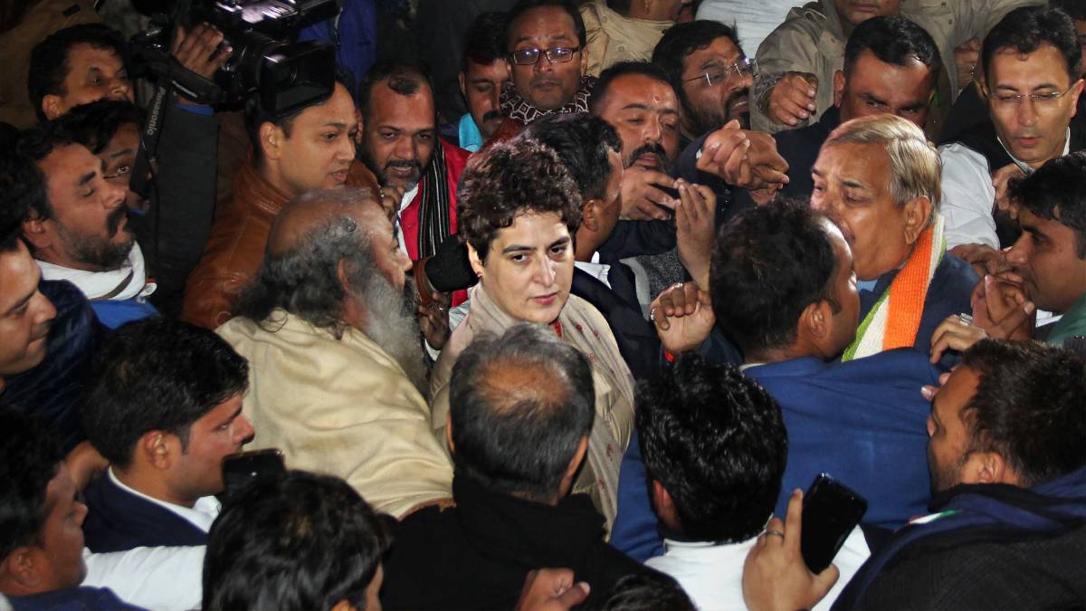 प्रियंका-पुलिस का संग्राम (फोटो-PTI)