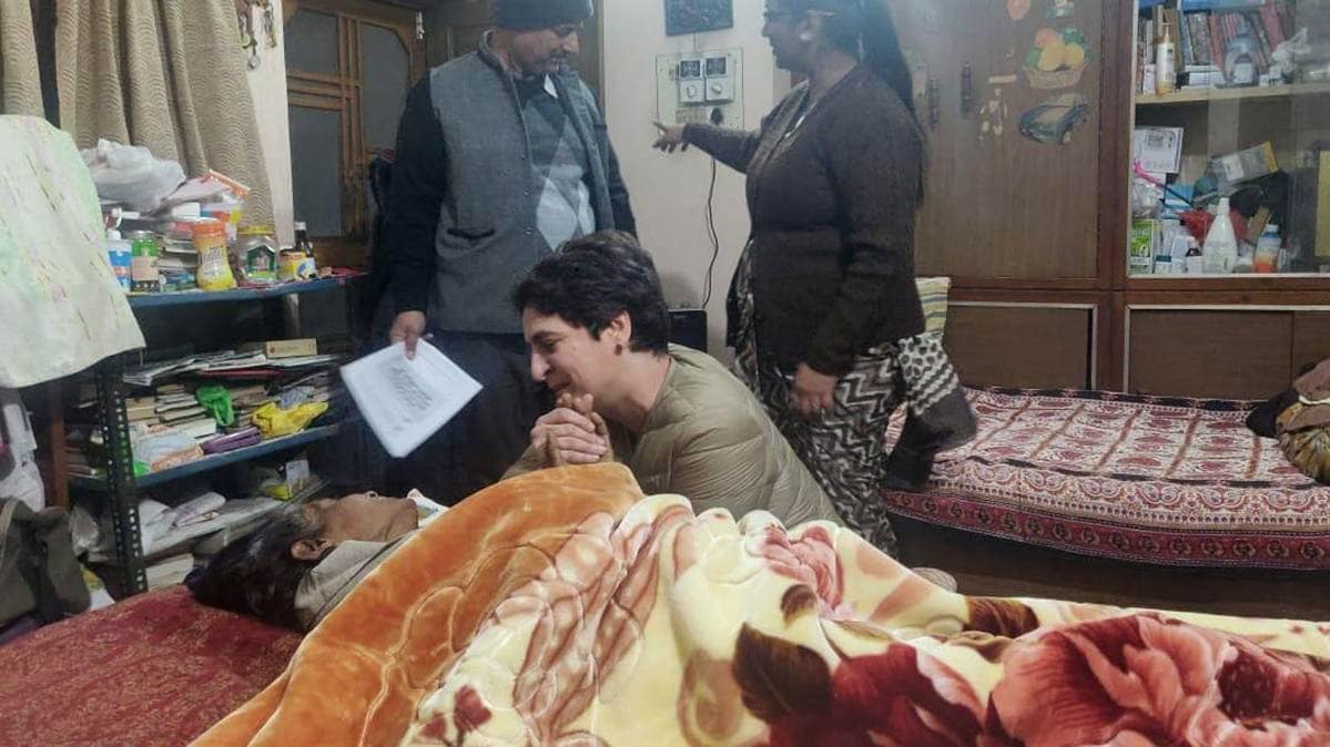 एसआर दारापुरी की पत्नी से मिलीं प्रियंका- जताई अपनी संवेदना