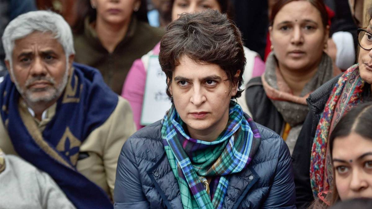 धरने पर प्रियंका गांधी (फोटो-PTI)