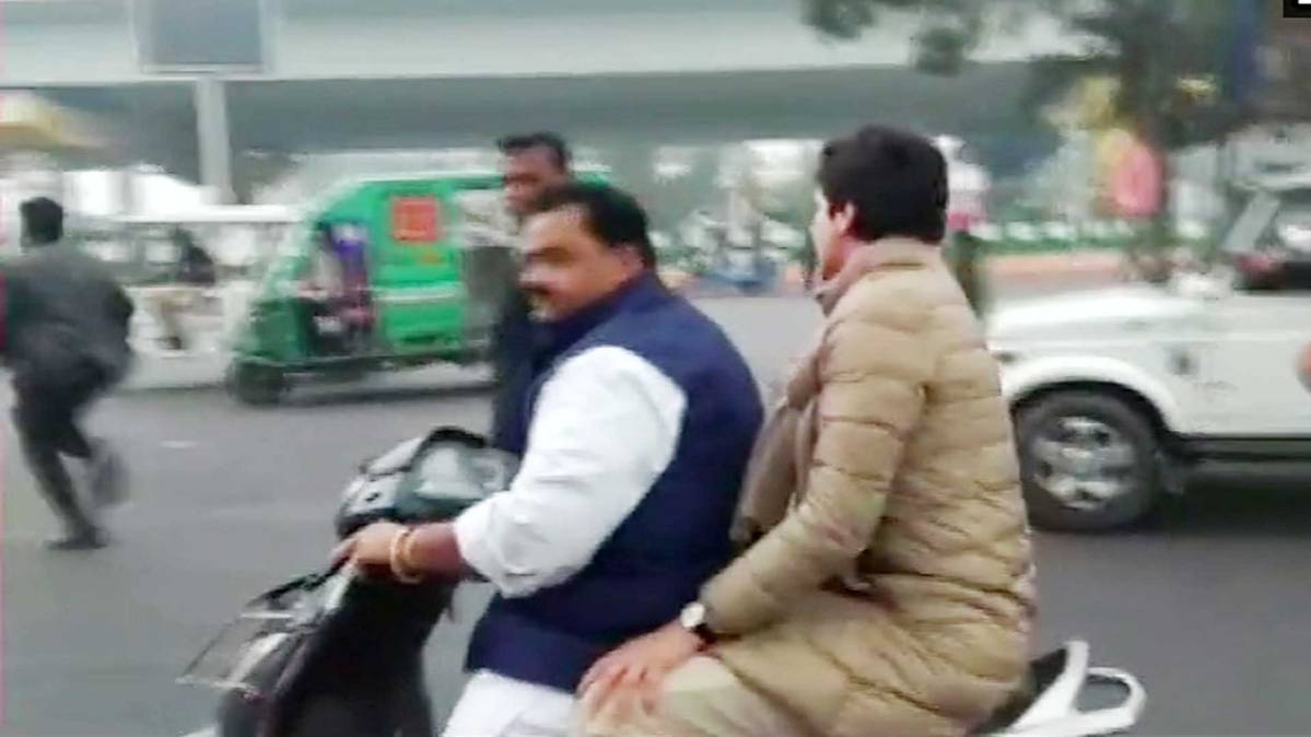 लखनऊ में प्रियंका गांधी स्कूटी पर (फोटो-ANI)