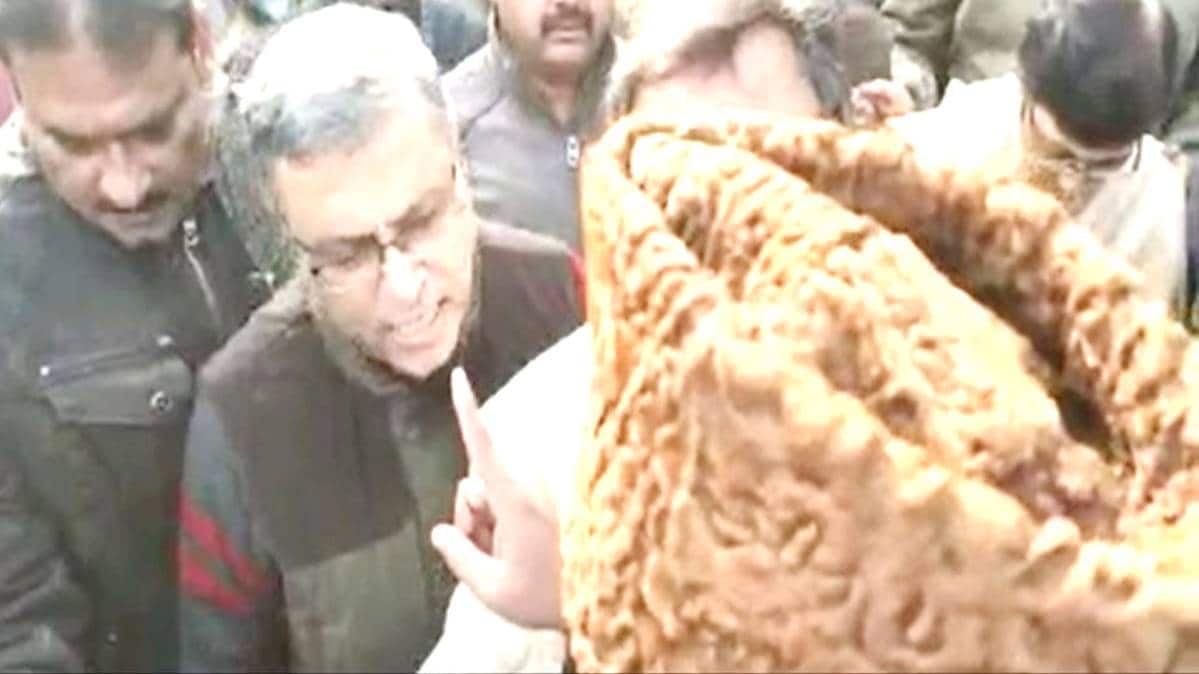 नमाज पढ़ने को लेकर नोकझोंक