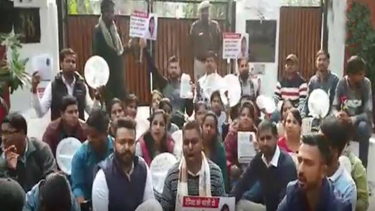 ईरानी के घर धरना