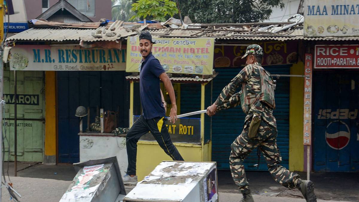 नागरिकता संशोधन विधेयक पर आक्रोश की आंधी जारी (फोटो-PTI)