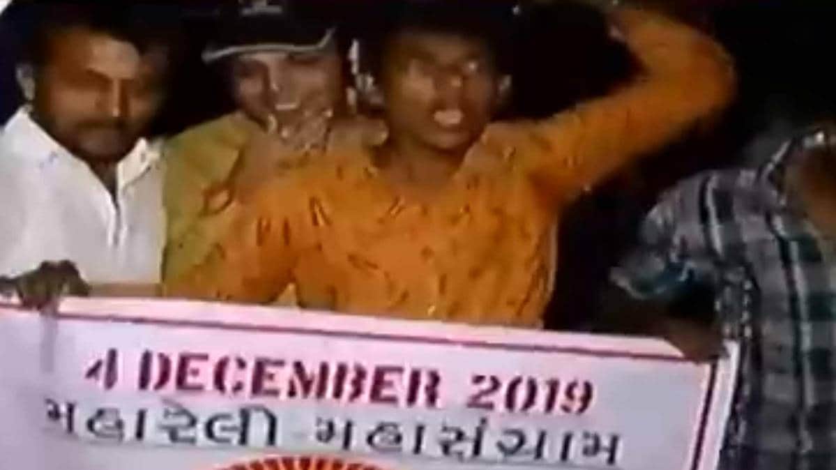 सैकड़ों छात्रों ने सरकार के खिलाफ जमकर प्रदर्शन किया (फोटो टीवी ग्रैब)