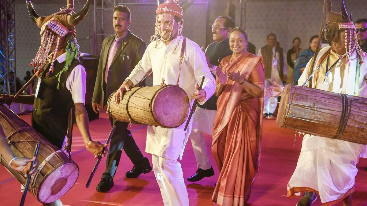 ढोल बजाते और डांस करते राहुल गांधी (फोटो- PTI)