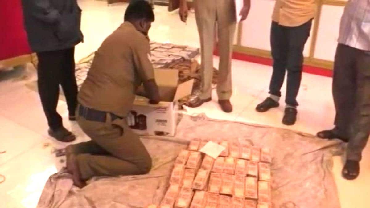 पूर्व डीएमके नेता के बेटे के ठिकाने पर छापेमारी