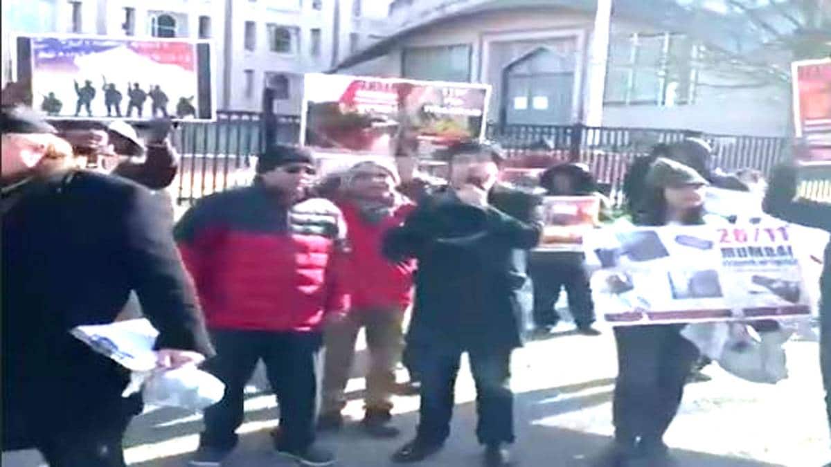 पाकिस्तान के खिलाफ नारेबाजी करते हुए प्रदर्शनकारी