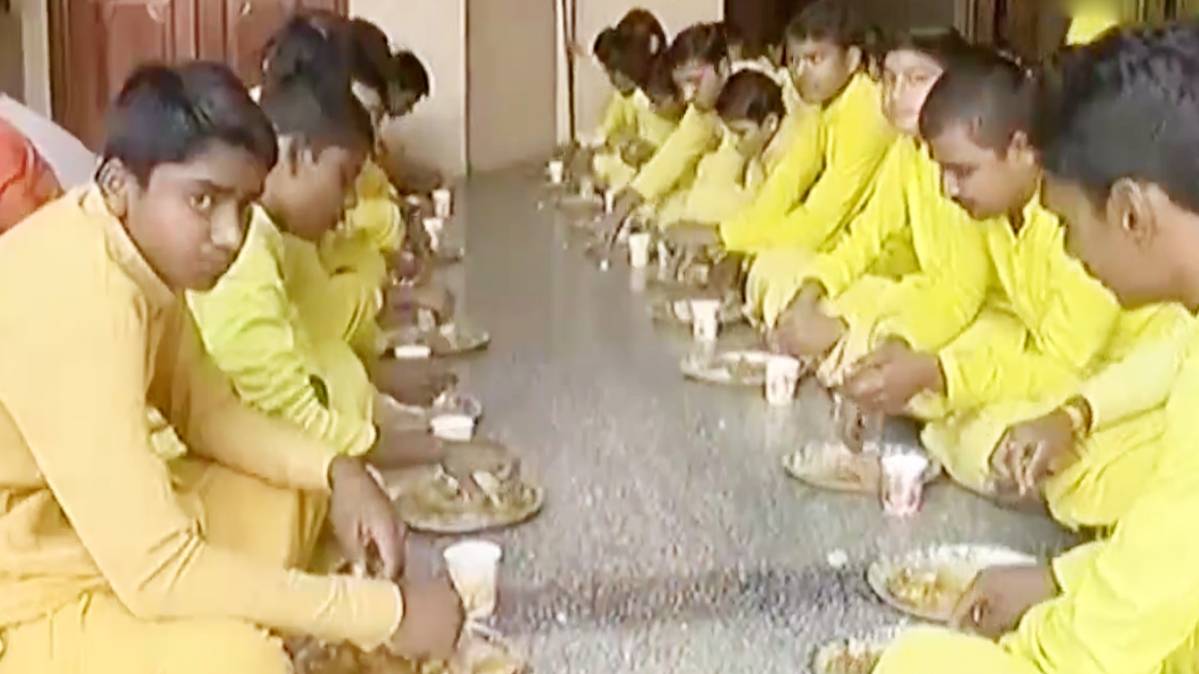 राम रसोई में भोजन करते लोग