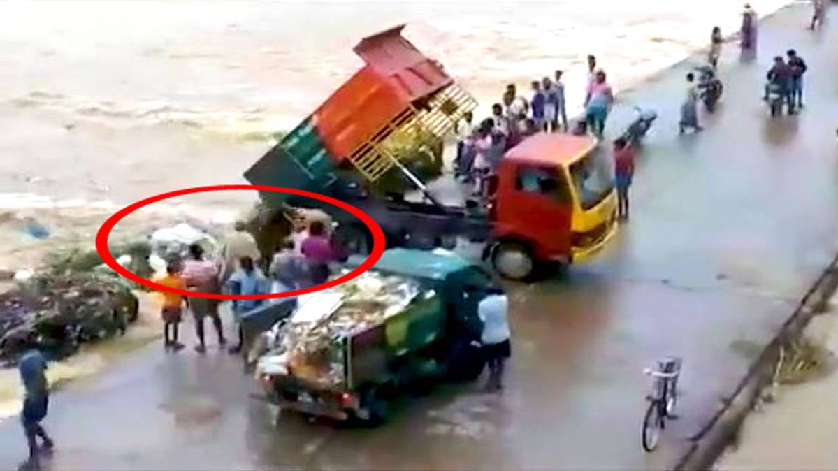 नदी में कचरा डंपिंग