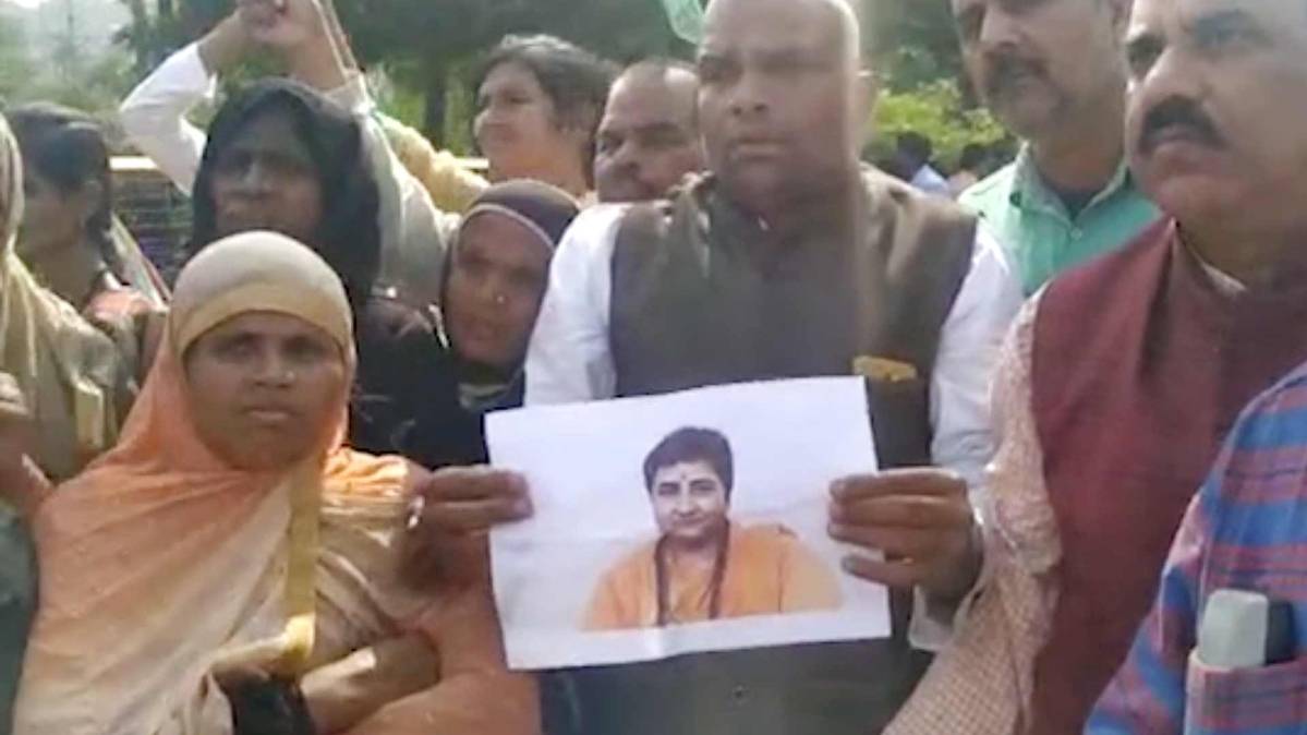 साध्वी प्रज्ञा सिंह ठाकुर के घर के बाहर प्रदर्शन (फोटो टीवी ग्रैब)