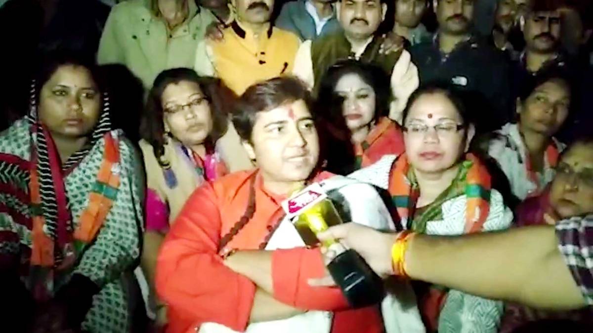 धरने पर बैठीं साध्वी प्रज्ञा