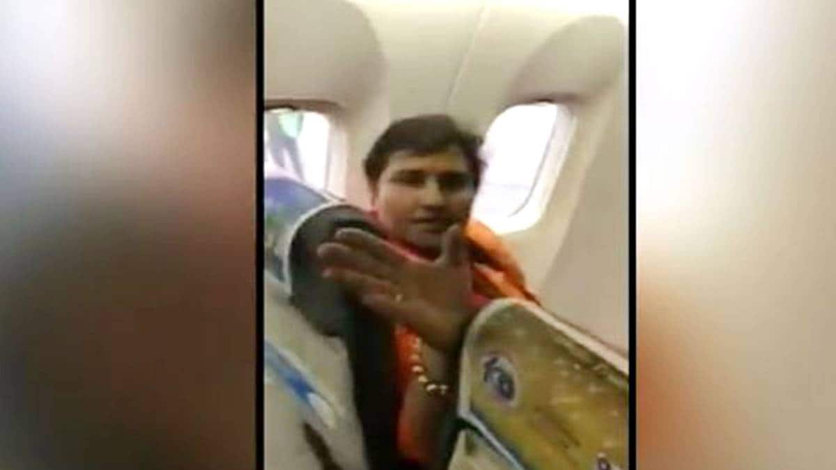 विमान में साध्वी प्रज्ञा और यात्रियों के बीच तकरार