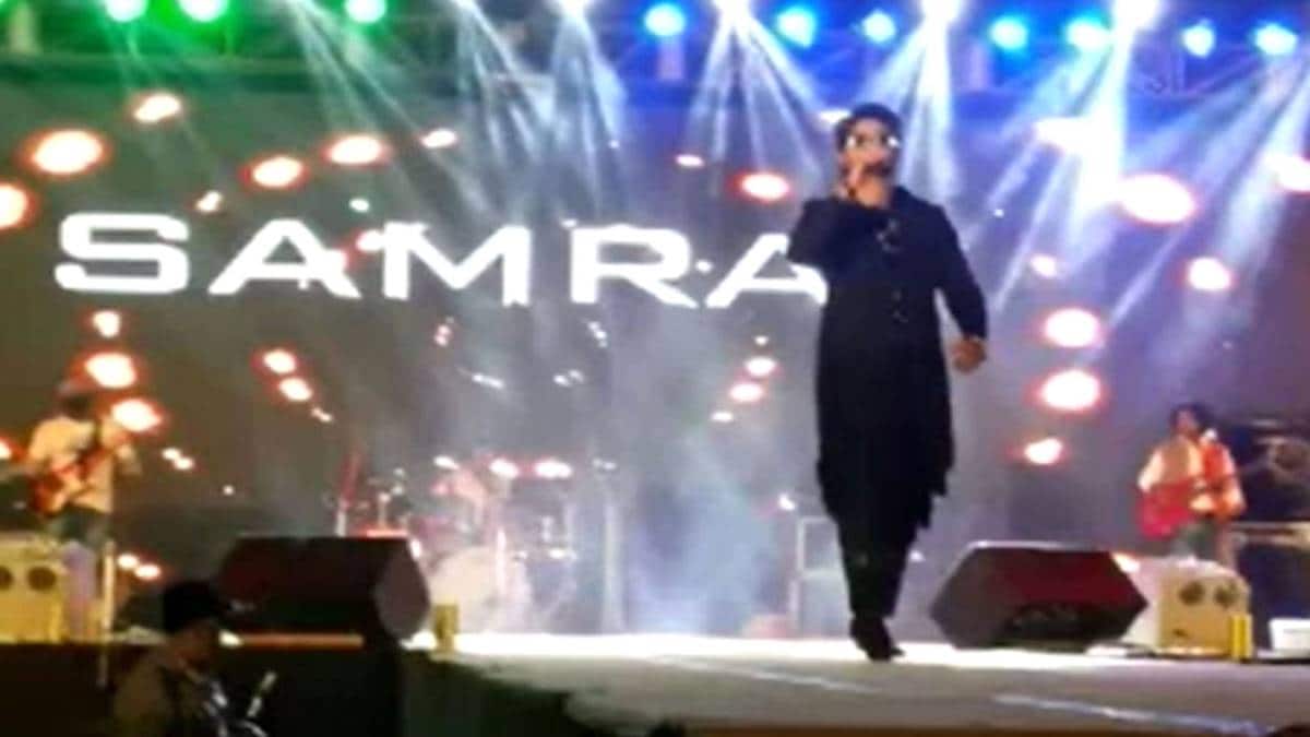 गाना गाते हुए सिंगर सम्राट सरकार