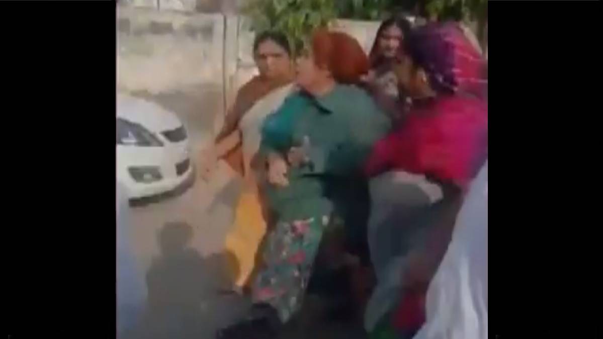 शिक्षक ने महिलाओं के साथ मिलकर प्रिंसिपल को धुना