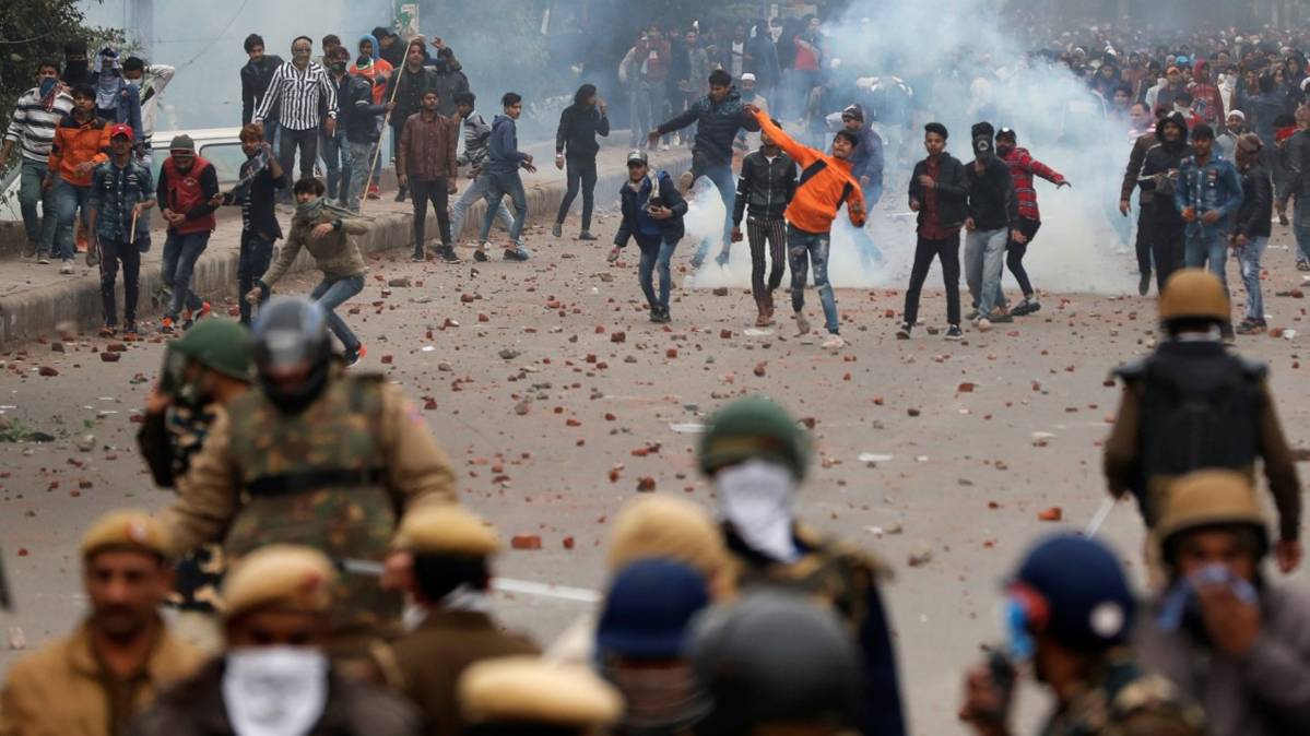 दिल्ली के सीलमपुर इलाके में हिंसक प्रदर्शन(फोटो- Reuters)
