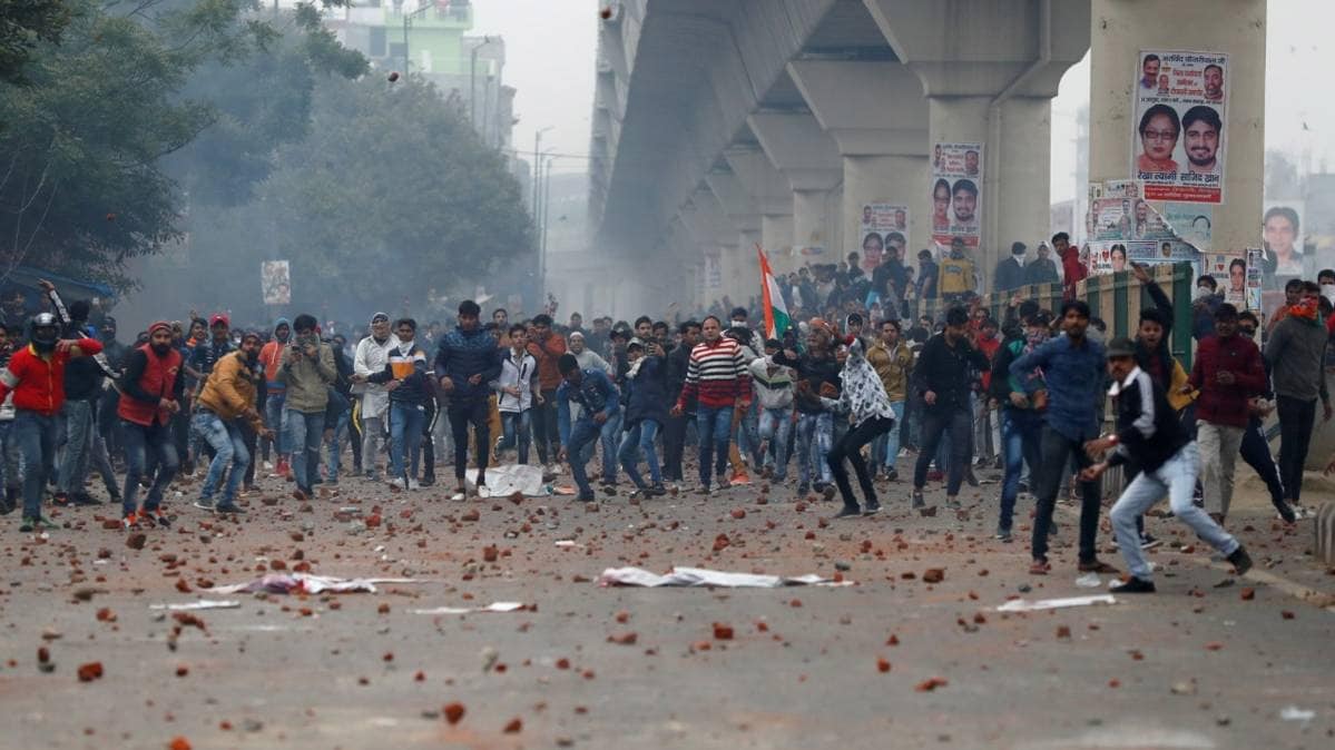 दिल्ली के सीलमपुर इलाके में हिंसक प्रदर्शन(फोटो- Reuters)