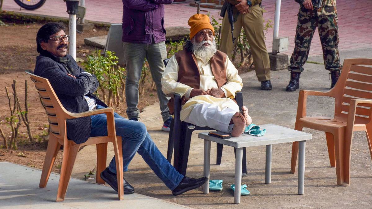 पिता शिबू सोरेन के साथ हेमंत सोरेन(फाइल फोटो/PTI)